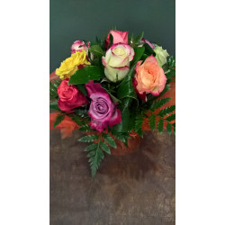 Bouquet rond de roses variées en poche d'eau