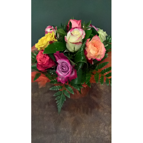 Bouquet rond de roses variées en poche d'eau Bouquet rond de roses variées en poche d'eau