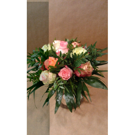 Bouquet rond de roses variées